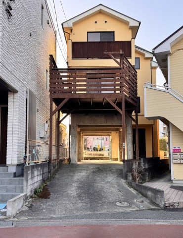 橋本駅徒歩10分。車3台駐車可能。物置は大型バイク収納可能。